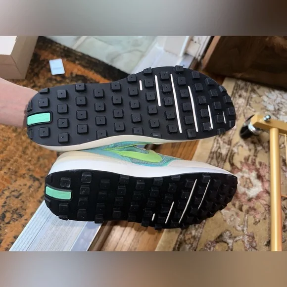 Neon blue and green Nike sneakers - Picture 2 of 4